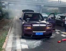 Rolls-Royce hàng chục tỉ bất ngờ bốc cháy trên cao tốc, cả con đường náo loạn  第2张