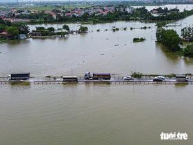 Vợ chồng người chài lưới cứu 2 trong chiếc ô tô bị nước cuốn ở Hà Nội  第4张