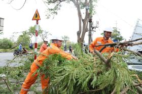 Nhiều địa phương cấp điện trở lại sau bão Yagi 