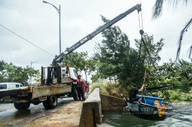 Ngư dân Đà Nẵng tấp nập đưa tàu thuyền vào bờ tránh áp thấp nhiệt đới đang mạnh lên thành bão số 4