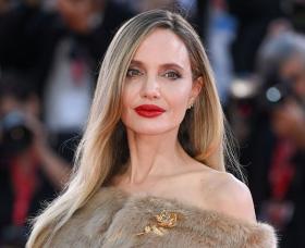  Sự thật về bức ảnh Angelina Jolie hẹn hò 