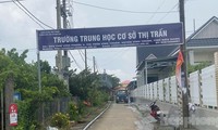  Vụ hiệu trưởng tự ý chuyển trường: Huyện yêu cầu dừng chuyển, tổ chức khai giảng ở trường cũ 