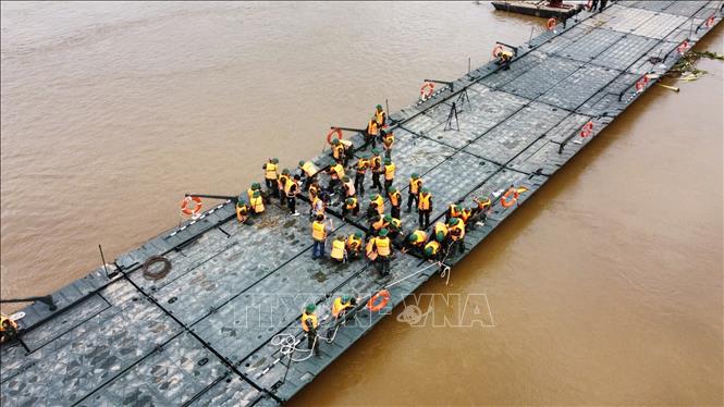 Hợp l&#111;ng cầu phao Ph&#111;ng Châu