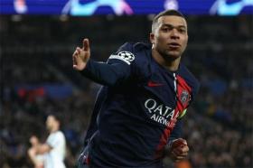 HLV Luis Enrique quay ngoắt thái độ, ôm Mbappe thắm thiết  第2张