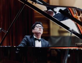 Nghệ sĩ piano Lưu Hồng Quang về nước làm concert Hành trình hồi sinh sau bão số 3  第1张