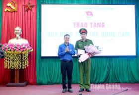  Trao tặng Huy hiệu tuổi trẻ dũng cảm cho Đại úy công an cứu người giữa dòng lũ 