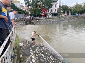 Sông Tô Lịch &quot;hồi sinh&quot; sau mưa lớn, người Hà Nội quăng chài, mang cần câu đánh bắt cá 