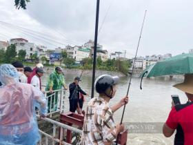 Sông Tô Lịch &quot;hồi sinh&quot; sau mưa lớn, người Hà Nội quăng chài, mang cần câu đánh bắt cá 