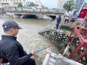 Sông Tô Lịch &quot;hồi sinh&quot; sau mưa lớn, người Hà Nội quăng chài, mang cần câu đánh bắt cá 