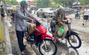 Sông Tô Lịch &quot;hồi sinh&quot; sau mưa lớn, người Hà Nội quăng chài, mang cần câu đánh bắt cá  第14张