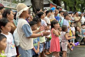 Trung thu ở viện nhi mưa tầm tã, cha mẹ lo lắng tình hình bão lũ quê nhà  第15张