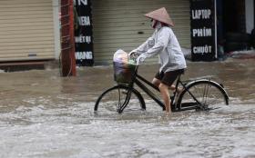 Một con đường ở Hà Nội ngập từ sáng đến tối, đi vài trăm mét mất cả giờ đồng hồ  第8张