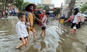 Một con đường ở Hà Nội ngập từ sáng đến tối, đi vài trăm mét mất cả giờ đồng hồ  第7张