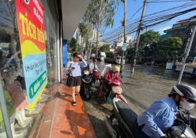 Một con đường ở Hà Nội ngập từ sáng đến tối, đi vài trăm mét mất cả giờ đồng hồ  第14张