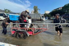 Một con đường ở Hà Nội ngập từ sáng đến tối, đi vài trăm mét mất cả giờ đồng hồ  第19张