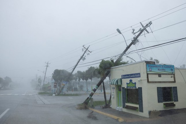  Ít nhất hai người thiệt mạng khi siêu bão Milton đổ bộ vào Florida 