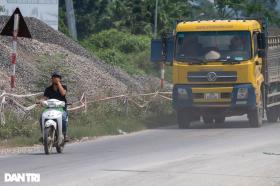 Hà Nội: Người dân khốn khổ khi lưu thông trên quốc lộ 6 chằng chịt ổ gà