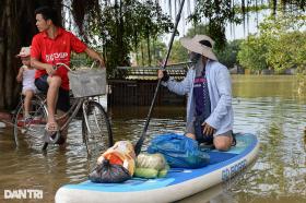 Hà Nội: Nước lũ dâng cao hơn 5m, người dân &quot;sơ tán&quot; đàn lợn lên tầng 3