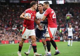 Huyền thoại Man Utd: 'De Ligt không khác gì Maguire' 