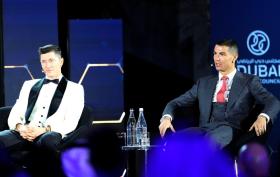 Lewandowski: 'Hàng triệu cầu thủ muốn noi gương Ronaldo' 