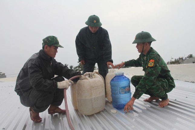  Bộ đội, công an đội mưa giúp dân Quảng Nam chằng chống nhà cửa trước bão Trà Mi 第10张