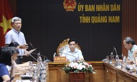  Bộ đội, công an đội mưa giúp dân Quảng Nam chằng chống nhà cửa trước bão Trà Mi 第13张